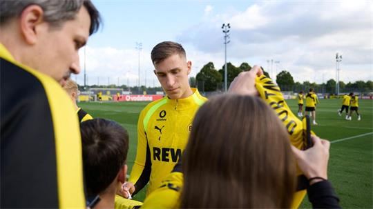 Dortmund: Schlotterbeck mittendrin – BVB-Profi nimmt sich nach dem Training Zeit für Fans