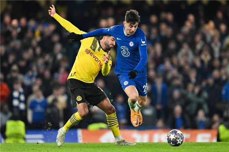 Rückschlag vor dem Derby: BVB kritisiert Schiedsrichter Dortmunds Emre Can und Chelseas Kai Havertz (r) kämpfen um den Ball.