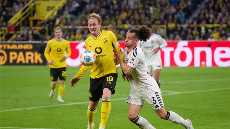 Eintracht und Riera verlieren auch beim Vize-Meister BVB Dortmunds Julian Brandt im Duell mit Frankfurts Arthur Theate.
