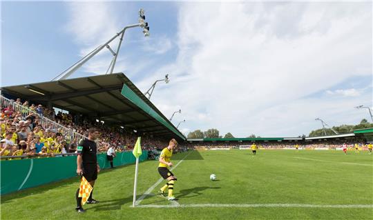 Dortmunds Marco Reus (M) schießt einen Eckball.