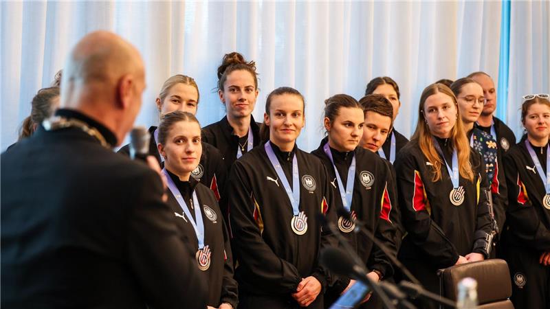 Dortmunds Oberbürgermeister Alexander Kalouti würdigte die deutschen Handballerinnen nach WM-Silber.