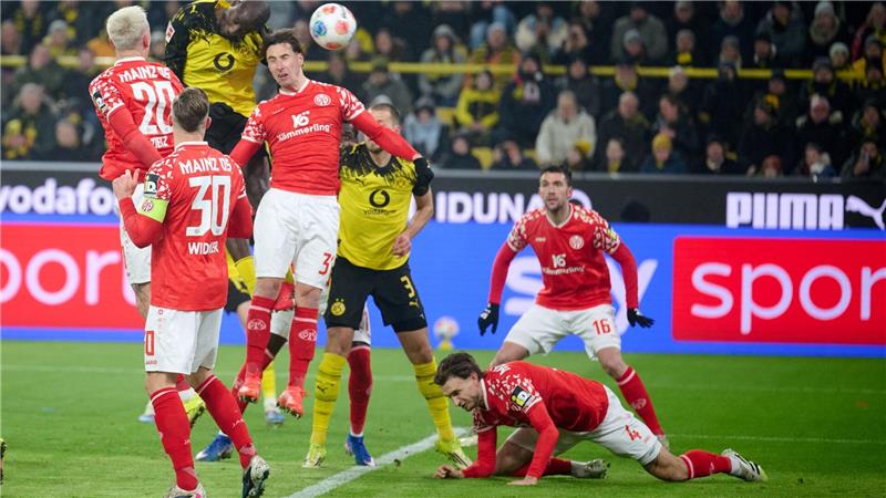 Dortmunds Serhou Guirassy trifft zum 1:0. 