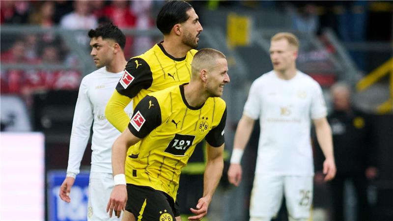 BVB schöpft Mut und mahnt: Hoffnung auf Europa-Schlussspurt Dortmunds Waldemar Anton (r.) war zufrieden, mahnte aber auch.