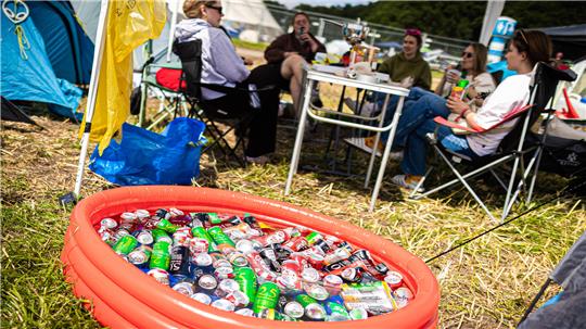 Dosenbier wird auf dem Zeltplatz vom Hurricane-Festival in einem mit Wasser gefüllten Pool gekühlt. Symbolfoto: