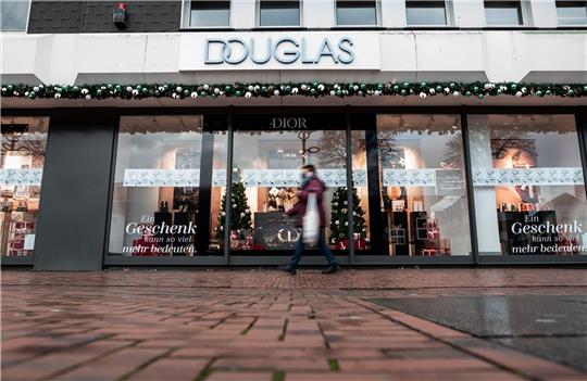 Douglas hat europaweit 1850 Filialen in 22 Ländern und beschäftigt rund 18.000 Menschen.