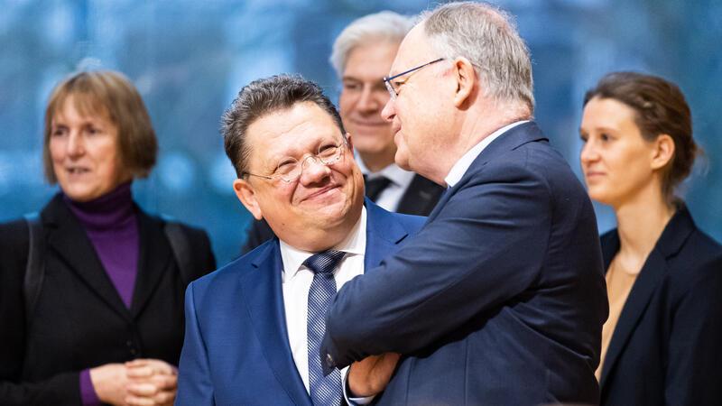 Dr. Andreas Philippi (2.v.l.) kommt anstelle den Ministerpräsidenten Stephan Weil (2.v.r.) zum Umsiedlungstag nach Schulenberg.