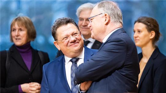 Dr. Andreas Philippi (2.v.l.) kommt anstelle den Ministerpräsidenten Stephan Weil (2.v.r.) zum Umsiedlungstag nach Schulenberg.