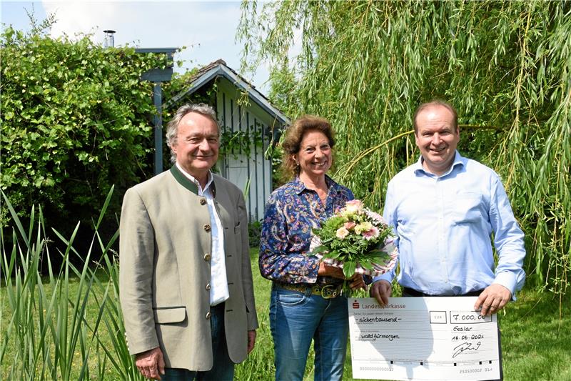 Dr. Axel Koch (links) und Winfried Barkschat (Präsident) vom Rotary Club Goslar-Nordharz haben Gertrude Endejan-Gremse, der Initiatorin des Projekts und Vorsitzenden des Vereins „Wald für morgen“, Blumen und Finanzen mitgebracht.  Foto: Kempfer