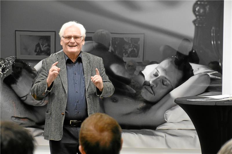 Dr. Bernd Gremse gestaltet die Kunstpause am Mittag zur homoerotischen Ausstellung von Isaac Julien. Foto: Kempfer