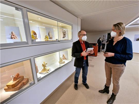 Dr. Bernhard Koch, ärztlicher Direktor des Rehazentrums, spricht mit Künstlerin Birgitta über die Wirkung ihrer Modelle. Foto: Knoke