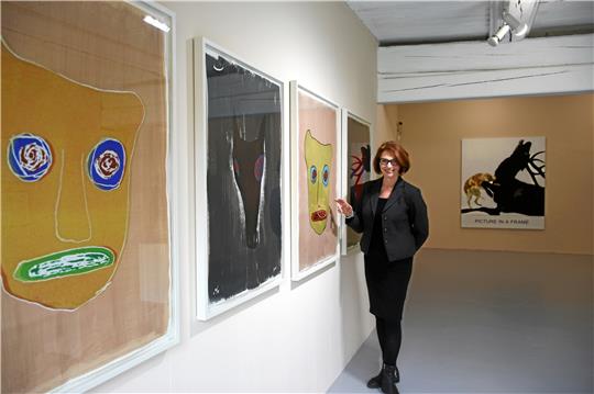 Dr. Bettina Ruhrberg präsentiert jüngere Arbeiten von Kaiserringträger Jimmie Durham, erworben von der Tessner-Stiftung. Foto: Kempfer