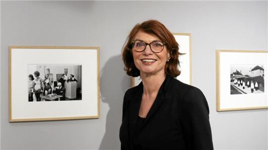 Dr. Bettina Ruhrberg vor Bildern einer Fotoausstellung britischer Fotografen aus den Jahren 1960 bis 2020 im Mönchehaus.