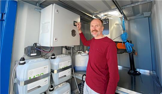 Dr. Carsten Ropeter in einem der neuen Power-Container, die das Windpotenzial eines Standorts mit Lasertechnik ermitteln. Foto: Nachtweyh