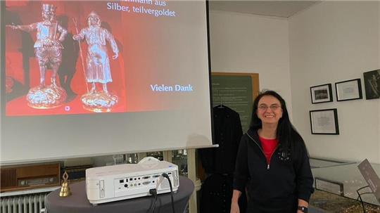 Dr. Catrin Kammer hält im Heimatmuseum einen Vortrag über das Thema Silber.