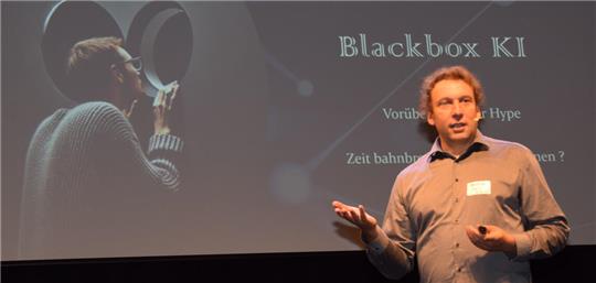 Dr. Christian Bartelt, Geschäftsführer des Instituts für Enterprise-Systems an der Universität Mannheim, referiert im Goslarer „Kraftraum“ über Künstliche Intelligenz.