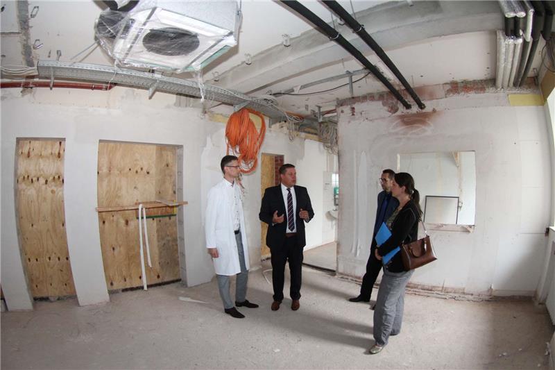 Dr. Christian Macher und Ingolf Senking zeigen Thomas Beckröge und Edda Schaper die 80 Quadratmeter großen Räume, in denen bald der Computer-Tomograf stehen wird.  Fotos: Schlegel