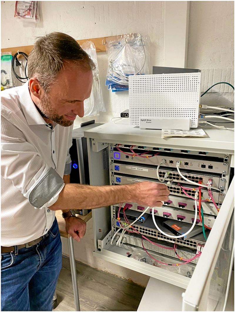 Dr. Christian Stutz an einem Netzwerkschrank im NIG.  Foto: Privat