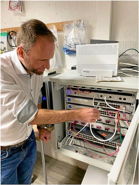 Dr. Christian Stutz an einem Netzwerkschrank im NIG.  Foto: Privat