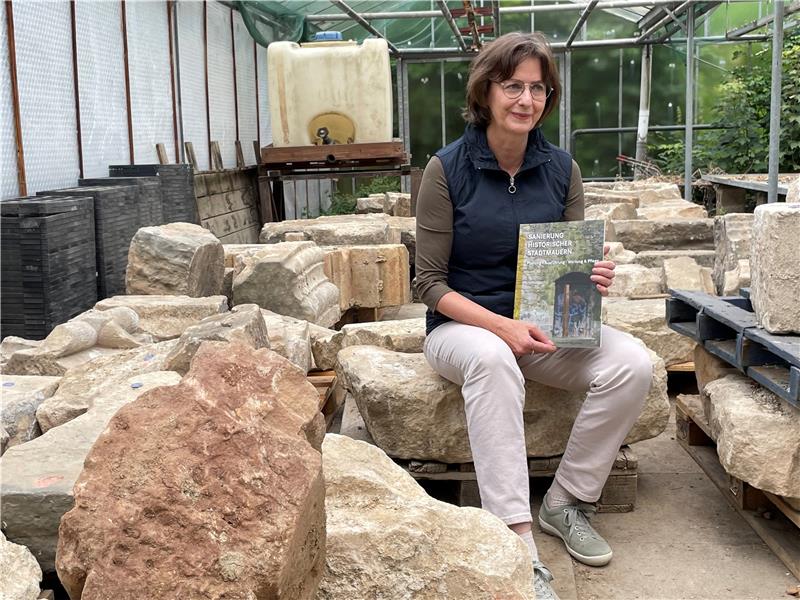 Dr. Christine Bauer ist die Hüterin des Welterbes in der Altstadt. In einer provisorischen Schatzkammer hat sie Bruchstücke aus der Feldmauer an der Bahn bewahrt. Fotos: Kleine
