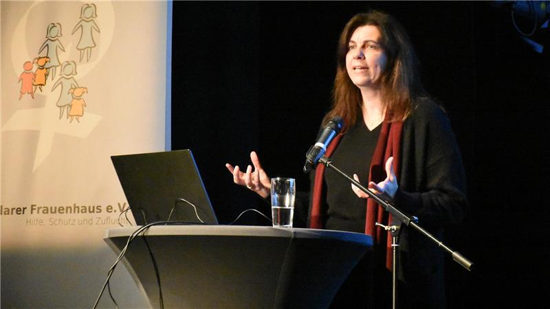Frauen und Kinder nach häuslicher Gewalt besser schützen Eine Vortragsrednerin gestikuliert am Rednerpult.