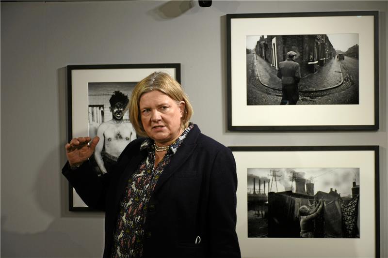 So sind sie, die Engländer Dr. Christine Rose nimmt die Teilnehmer der „Kunstpause am Mittag“ mit auf ihre eigene Führung durch die Ausstellung „Facing Britain“ und verweilt unter anderem bei den Fotos aus den Sechzigern: Engländer hätten die Gabe, sehr zufrieden in ihrer Umgebung zu sein, egal, was im Hintergrund gerade kaputtgehe. „Das können wir Deutschen nicht so gut“, sagt Rose. Fotos: Kempfer