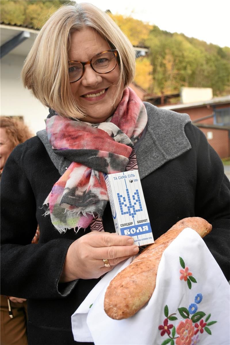 Service-Clubs spenden an Ukraine-Hilfe, Frauenhaus und Tafel Oker Dr. Christine Rose nimmt zum Einzug Brot und Salz von den Ukrainern entgegen. Foto: Kempfer