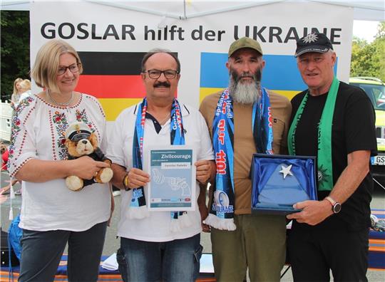 Dr. Christine Rose (von links) und Günter Koschig übergeben Yaroslav Futerko zusammen mit Martin Schilff den Goslarer Zivilcouragepreis. Foto: Hohaus
