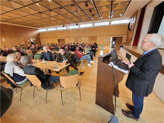 Dr. Christoph Otten (rechts) referiert im Freizeitzentrum vor zahlreichen Imkern aus dem Gebiet des ehemaligen Königreichs Hannover.  Foto: Exner