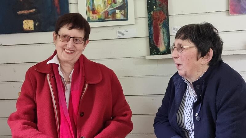 Anthroposophischer Zweig Goslar: Die Kunst als Seelennahrung Dr. Claudia Menzel (links) und Cornelia Stolzmann leiten den Zweig Goslar und freuen sich über mehr als 200 Besucher an den vier Veranstaltungstagen in der Kunstlaube.