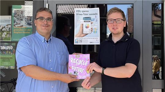 Dr. Daniel Tomowski (l.), Projektleiter der Kreislaufwirtschaft Landkreis Goslar, und Frederick Banse, Klimaschutzmanager der Stadt Braunlage, bei der Übergabe der „Recycle4Future“-Bücher.