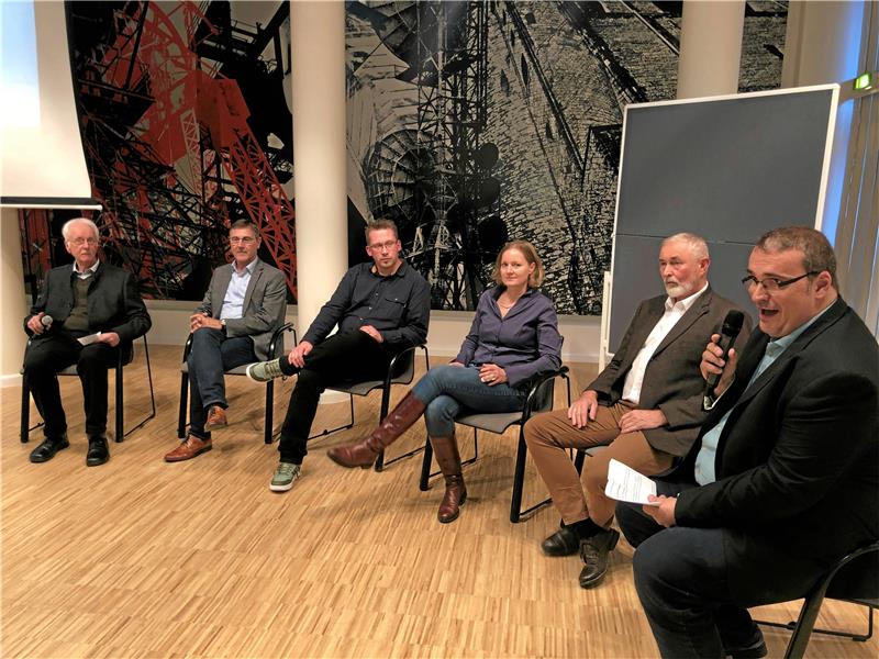 Wettrennen um Wasserstoff-Chancen im Landkreis Goslar Dr. Daniel Tomowski (l./Wirego) moderiert eine Expertenrunde mit (v. l.) dem SPD-Kreistagsfraktionschef Eckhard Wagner, H. C.-Starck-Standortleiterin Juliane Saupe, Fabian Degen von der Wirtschaftsregion Helmstedt, Fest-Geschäftsführer Matthias Authenrieth und Energiexperte Hans-Heinrich Schmidt-Kanefendt. Foto: Stade