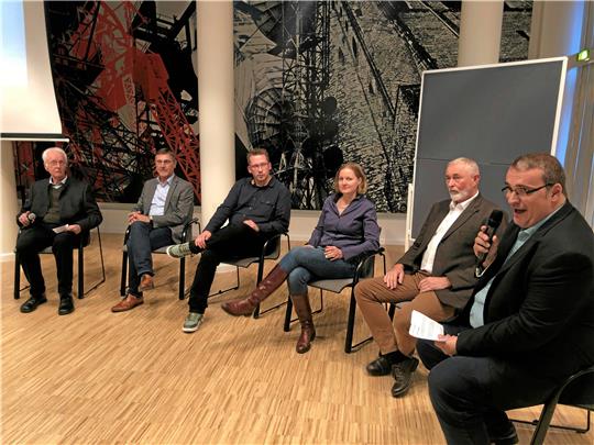 Dr. Daniel Tomowski (l./Wirego) moderiert eine Expertenrunde mit (v. l.) dem SPD-Kreistagsfraktionschef Eckhard Wagner, H. C.-Starck-Standortleiterin Juliane Saupe, Fabian Degen von der Wirtschaftsregion Helmstedt, Fest-Geschäftsführer Matthias Authenrieth und Energiexperte Hans-Heinrich Schmidt-Kanefendt. Foto: Stade