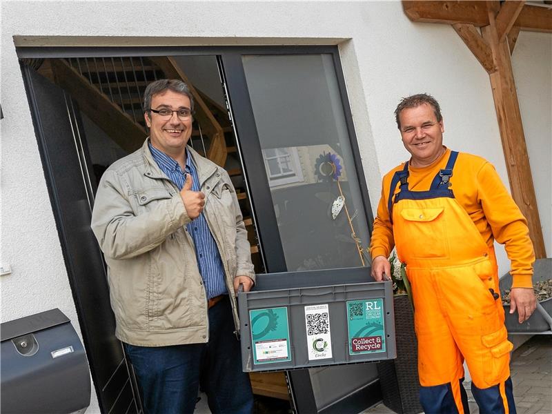 Recycling per App: Pilotprojekt im Landkreis Goslar Dr. Daniel Tomowski (links) ist einer der ersten Teilnehmer des Recycling-Service. Jens Lüke von den Kreis-Wirtschaftsbetrieben holt den Elektroschrott ab. Foto: Digitt
