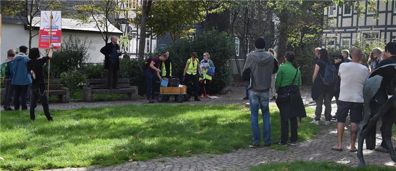 60 Demonstranten marschieren für mehr Klimaschutz durch Goslar Dr. David Kahan (auf der Bank stehend) spricht vor den Demonstranten von Fridays for Future über Möglichkeiten, das Klima zu schützen. Foto: Bode