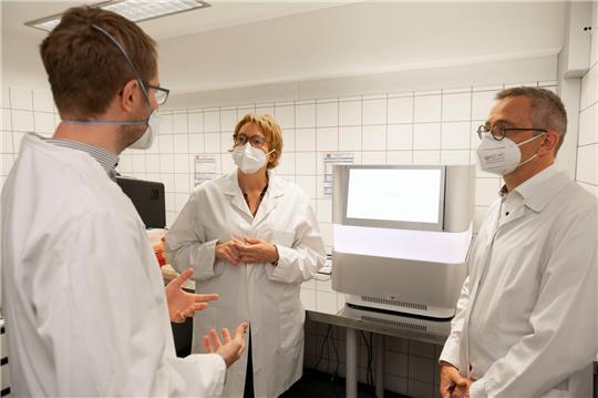 Dr. Fabian Feil (Präsident des NLGA, rechts) und Dr. Richard Egelkamp (Leitung Sequenzierung) informieren Ministerin Daniela Behrens. Foto NLGA
