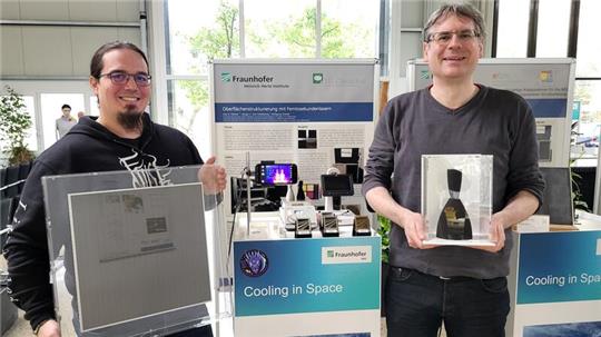 Dr. Felix Lederle und Professor Dr. Eike Hübner (r.) präsentieren laserbehandelte Metalle im Goslarer Fraunhofer Heinrich-Hertz-Institut. Drei Proben befinden sich derzeit auf der Raumstation ISS im Weltall.