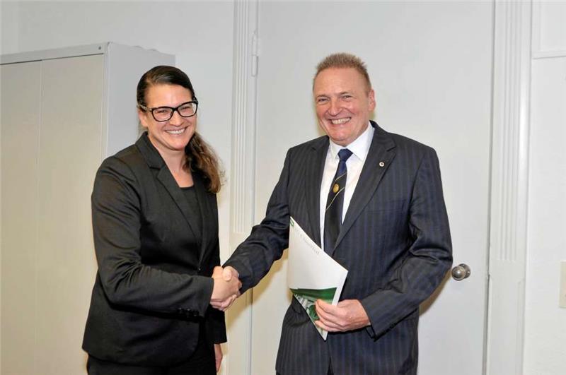 Dr. Frank Schulenburg erhielt die Bestellungsurkunde von Personaldezernentin Anne Fritz.  Foto: Ernst