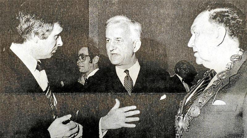 Dr. Freiherr Richard von Weizsäcker ist als Berliner Bürgermeister 1982 der Mittelpunkt beim Pancket.