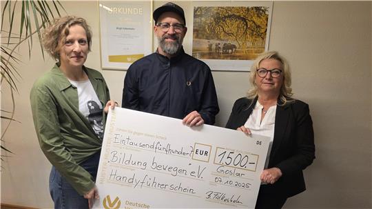 Dr. Friederike Meyer-Wolfarth (v.l.), und Jan Andree freuen sich über die Spende von Birgit Falkenhahn.