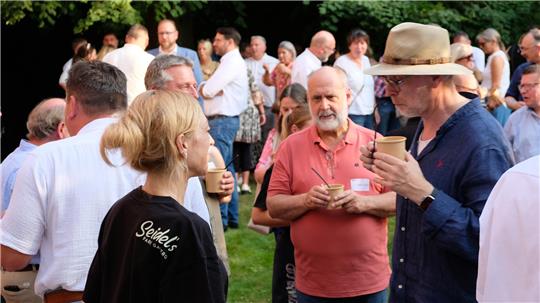 Dr. Friedhart Knolle (Mitte) ist am Donnerstagabend Gast bei der Sommerbegegnung des Landkreises.