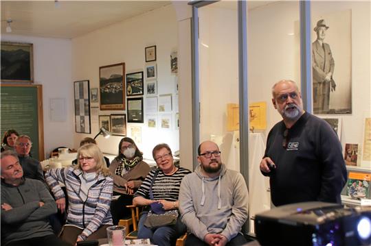 Dr. Friedhart Knolle (re.) berichtet von mehreren Geburtshäusern in Hahnenklee – und von lettischen Kindern, die vernachlässigt wurden.  Foto: Kammer