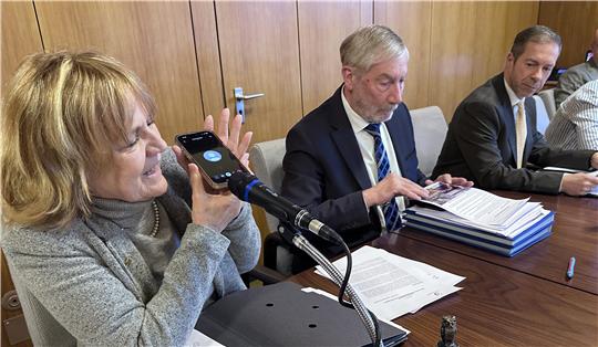 Dr. Gabriele Alberts-Goebel bekommt den entscheidenden Anruf von Anne Wucher, der stellvertretenden Bürgermeisterin von Jarville-la-Malgrange.