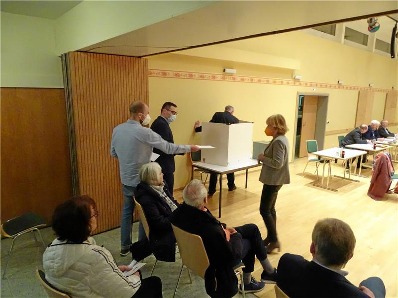 Dr. Gabriele Alberts-Goebel (rechts) tritt während der konstituierenden Ratssitzung den Gang zur Wahlurne an, wenige Minuten später ist sie neue Vorsitzende des Gremiums. Bis zur Abstimmung leitet die Sitzung der Ratsälteste Wolfdietrich Barkowski (Grüne) (kleines Bild).  Fotos: Exner