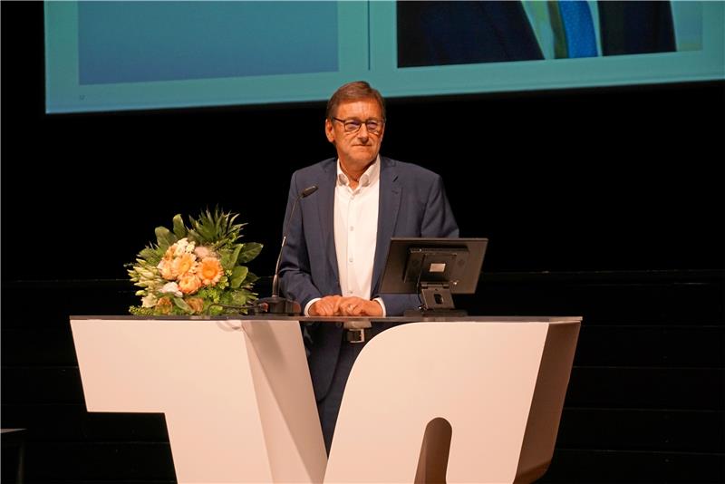 1,1 Milliarden Euro auf Kundenkonten der Volksbank Dr. Hjalmar Schmidt hält seine letzte Rede für den Aufsichtsrat der Volksbank im Harz. In der Vertreterversammlung wird er nach 15 Jahren verabschiedet. Foto: Niemann