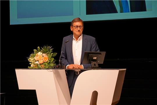 Dr. Hjalmar Schmidt hält seine letzte Rede für den Aufsichtsrat der Volksbank im Harz. In der Vertreterversammlung wird er nach 15 Jahren verabschiedet. Foto: Niemann