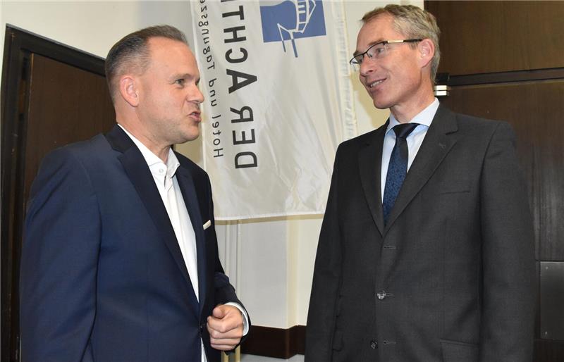 Entspannte Märkte und eine Abneigung gegen Tagesgeld Dr. Holger Bahr, Leiter Volkswirtschaft bei der Deka, vor seinem Vortrag in Goslar im Gespräch mit Ingmar Müller, Vorstandsmitglied der Sparkasse Hildesheim-Goslar-Peine.