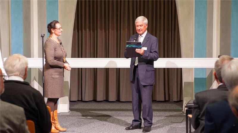 Abschlussjahrgang 1974 der TU Clausthal erhält Gold-Diplome Dr. Hubert Ziegler ist nicht Absolvent der TU sowie auch ehemaliger Botschafter der Bundesrepublik Deutschland. Bei der Jubiläumsfeier nimmt er seine Urkunde entgegen.