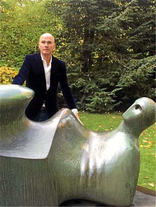 Dr. Hubertus Hoffmann hat Hochachtung vor dem, was „Kaiserring-Vater“ Peter Schenning in Goslar aufgebaut hat. Im Pfalzgarten posiert er vor dem Goslarer Krieger, einer Arbeit des ersten Goslarer Kaiserringträgers Henry Moore.