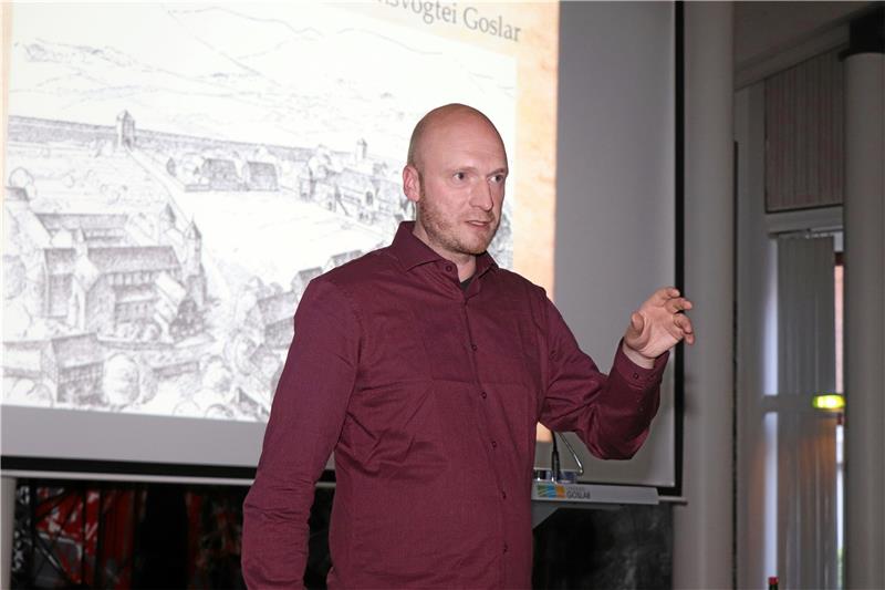 Dr. Jan Habermann bringt den Zuhörern ein komplexes Thema näher. Foto: Kammer