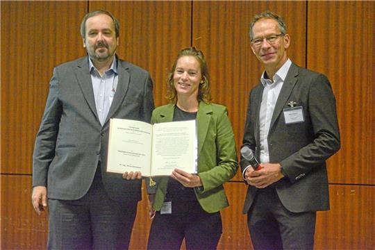 Dr. Janett Schmelzer nimmt denTaniobis-Promotionspreis von Professor Oliver Oeckler (li.) und Dr. Markus Weinmann entgegen. Foto: Privat